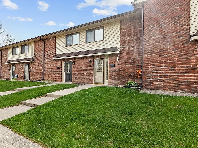 968 Greenwood Trl W — Photo 2
