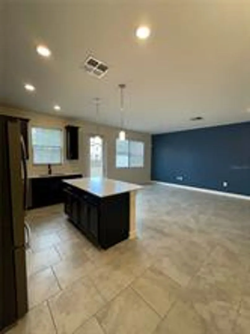 4 bed, 3.5 bath, 2016 sqft, $2,300 — Photo 3