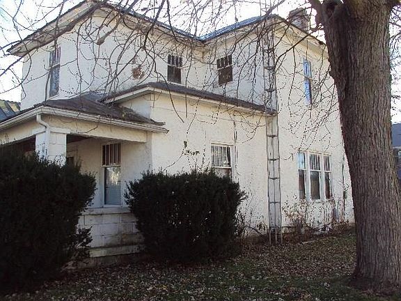 3rd image of 202 E Oak St