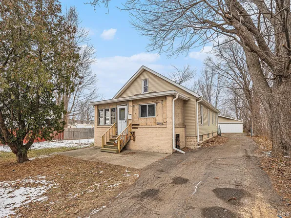 18335 E Eleven Mile Rd, Roseville, MI 48066