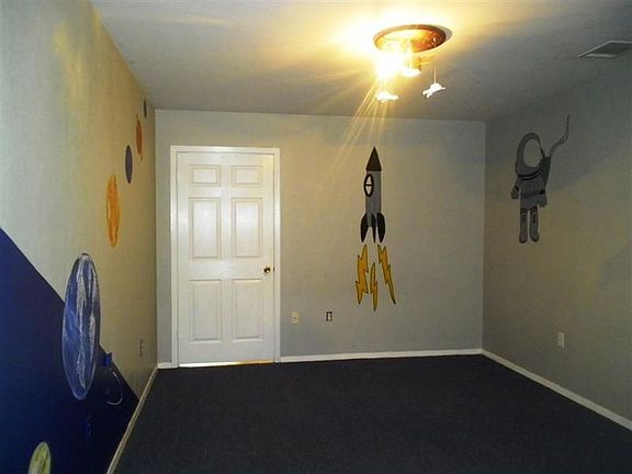 5th image of 1405 Oak Hollow Dr