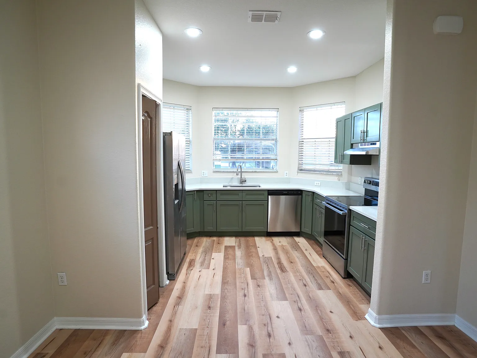 3 bed, 1465 sqft, $2,300 — Photo 3