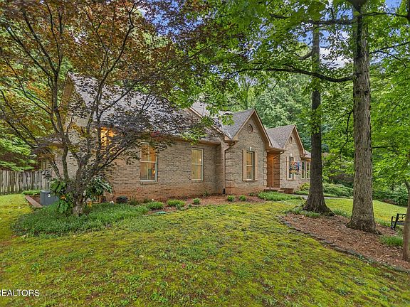 3rd image of 5227 Beverly Oaks Dr
