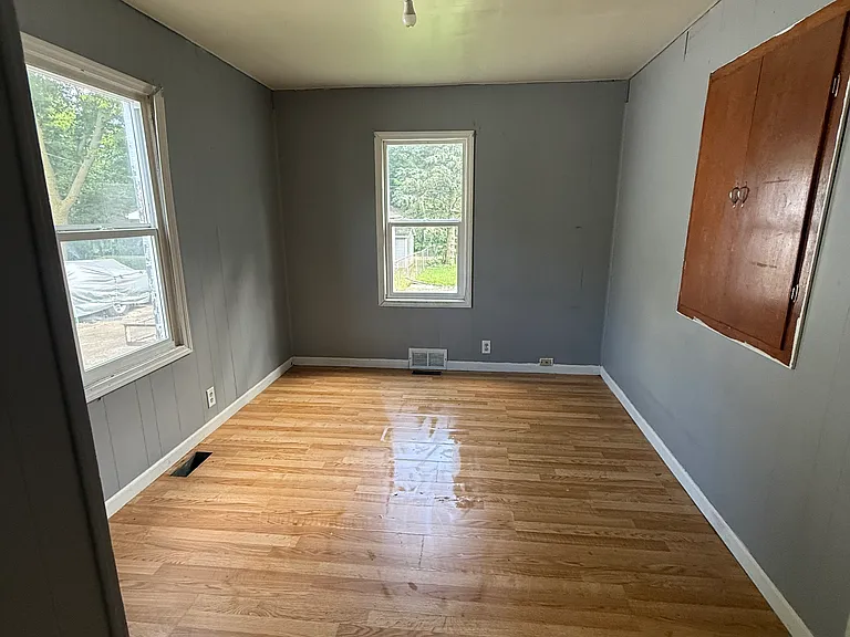 1553 E Walnut St — Photo 6