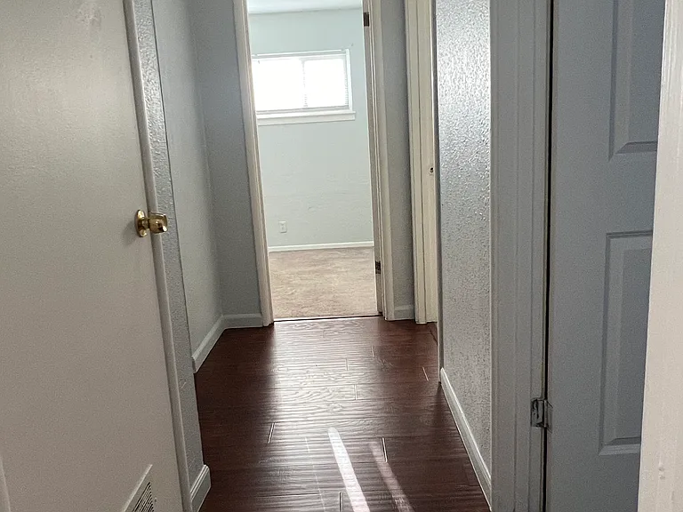 2129 Winafred St — Photo 8