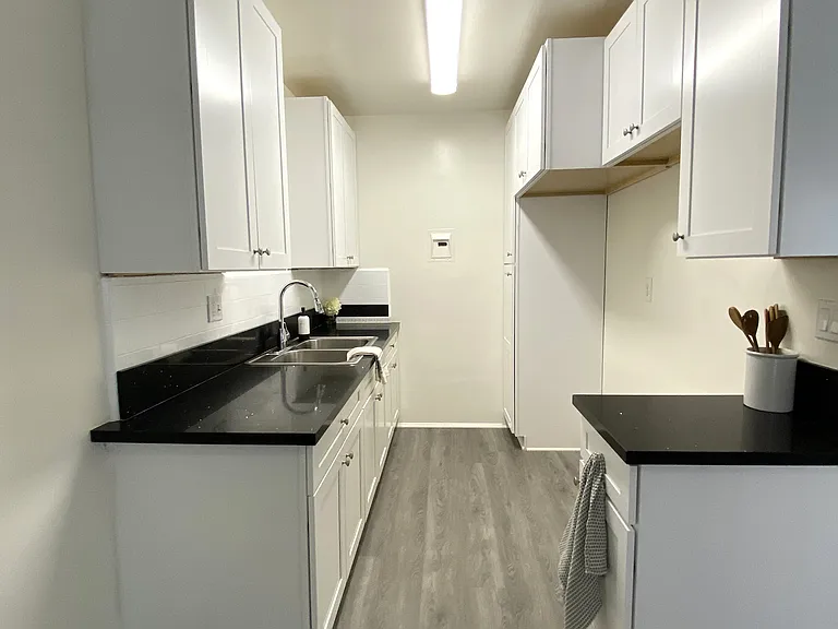 Grismer Cove Apartments — Photo 20