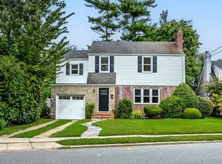 81 Rowe Ave, Lynbrook, NY 11563