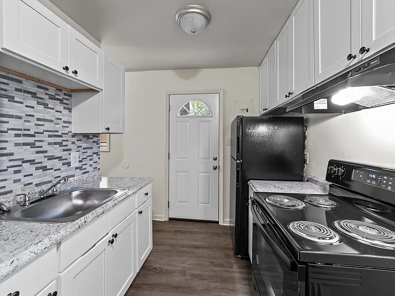 2 Bed, 1 Bath Townhome - Renovated