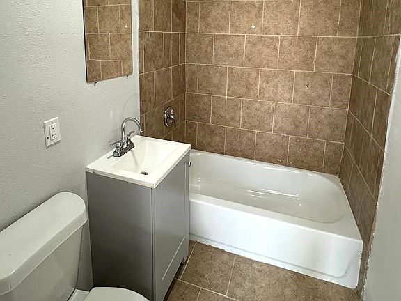 5th image of 2824 Isabella St