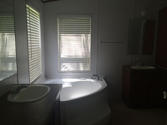4th image of 415 County Road 389