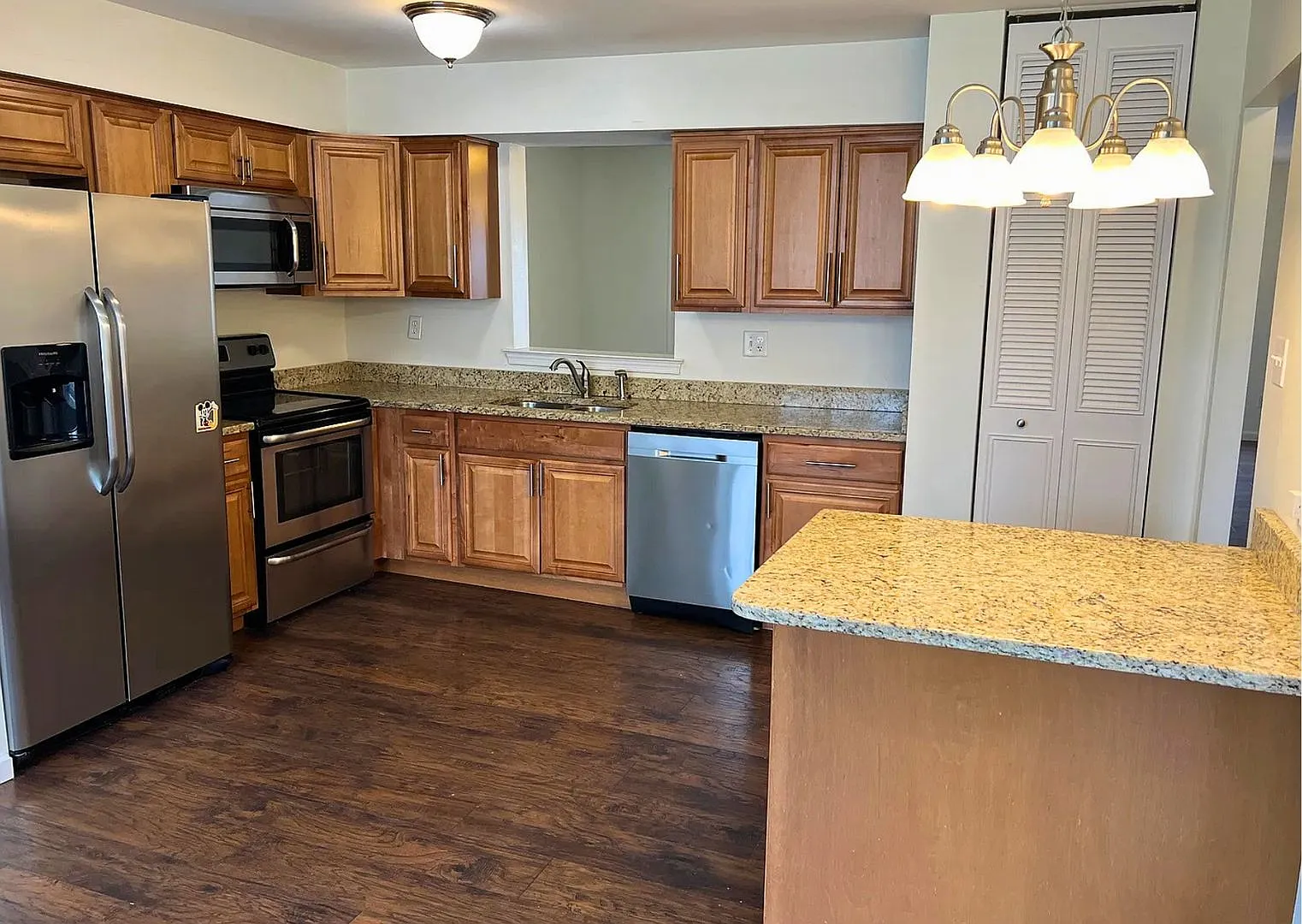 4 Bedroom, 2 1/2 Bath Townhome in Rhondda — Photo 2