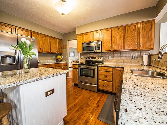4th image of 5643 Newington Dr
