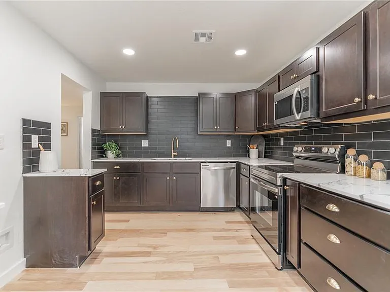 2213 NE 18th St — Photo 14