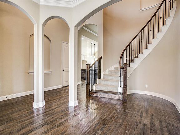 4th image of 305 Crestbrook Dr