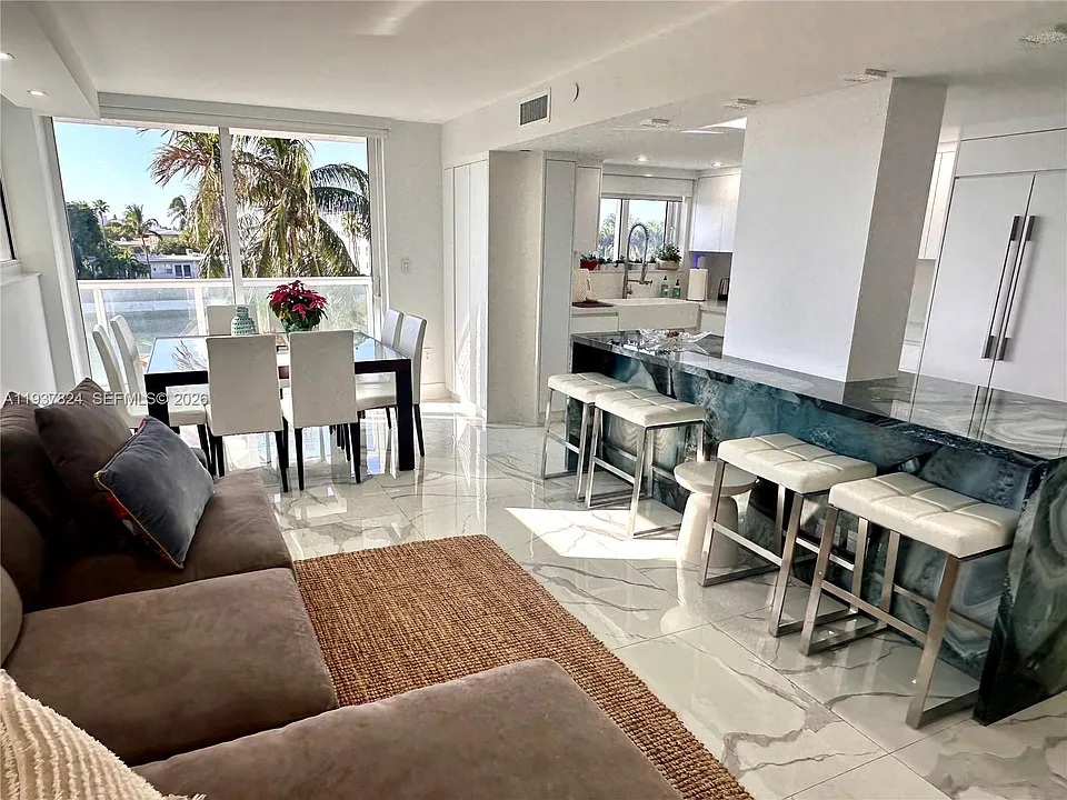 2457 Collins Ave #408