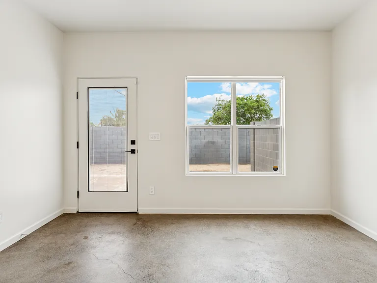 1717 W Berridge Ln — Photo 3