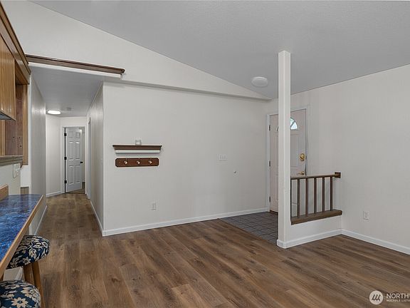 5th image of 402 E Hiawatha Boulevard