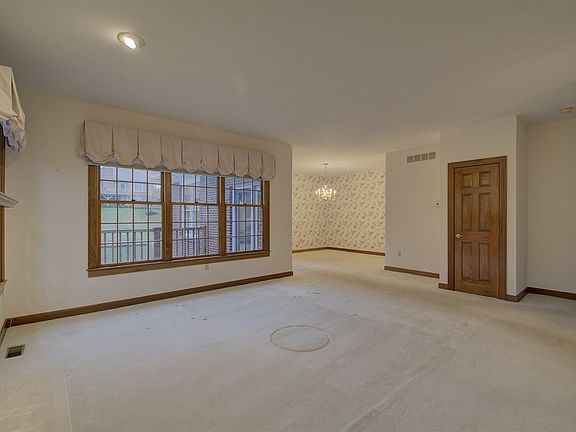 4th image of 873 Woodbury Dr