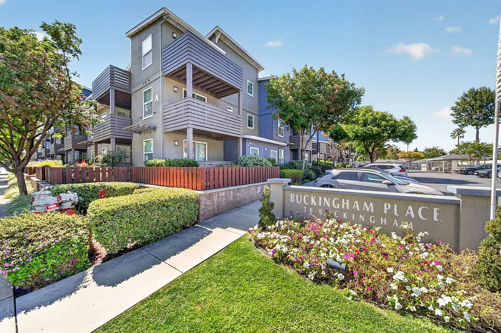 Buckingham Place Apartments — Photo 1