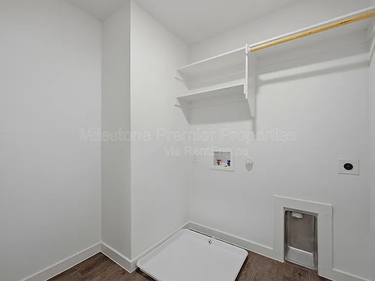 227 W Bond St — Photo 22