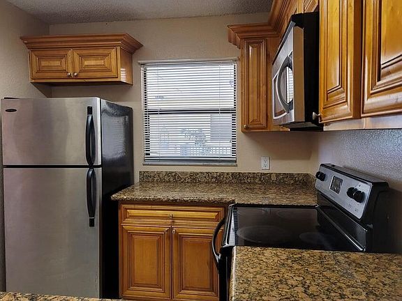 3rd image of 1542 Lake Crystal Dr APT H