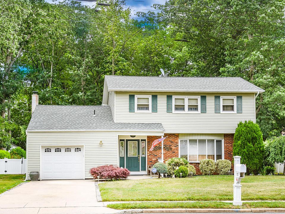 1st image of 571 Vaughn Ave