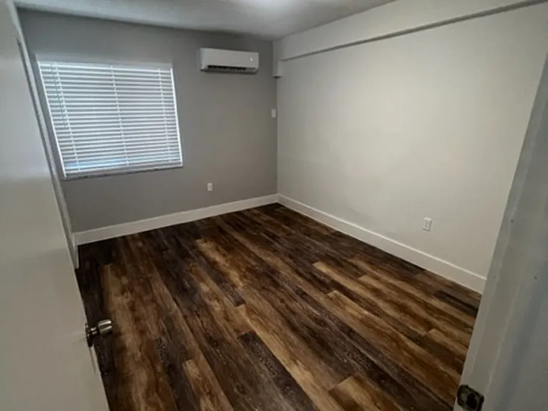 529 SW 4th St — Photo 3