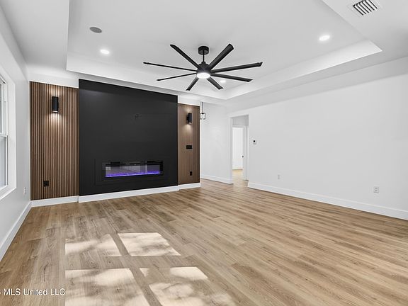 4th image of 3411 Raintree Dr