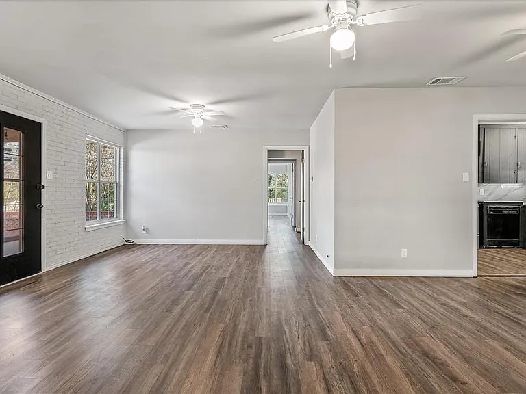 175 E Elm St — Photo 4