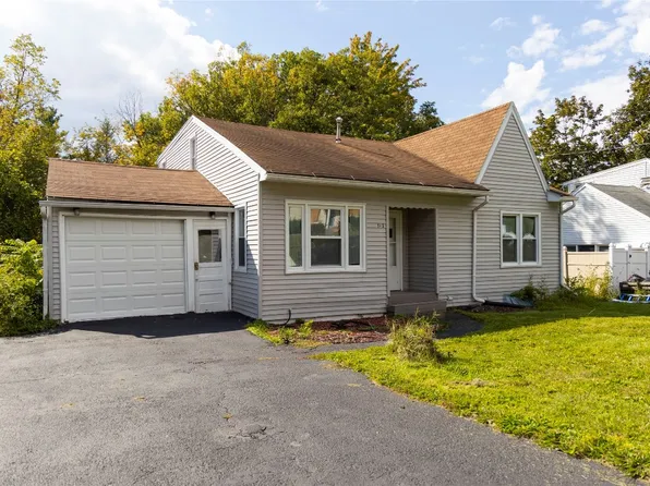 712 Pickwick Dr, Vestal, NY 13850