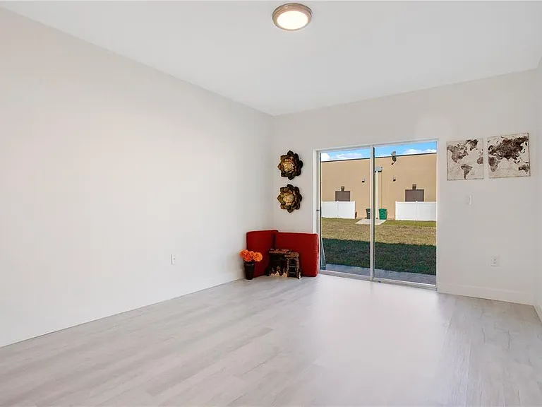 10452 Pendleton Ave — Photo 7