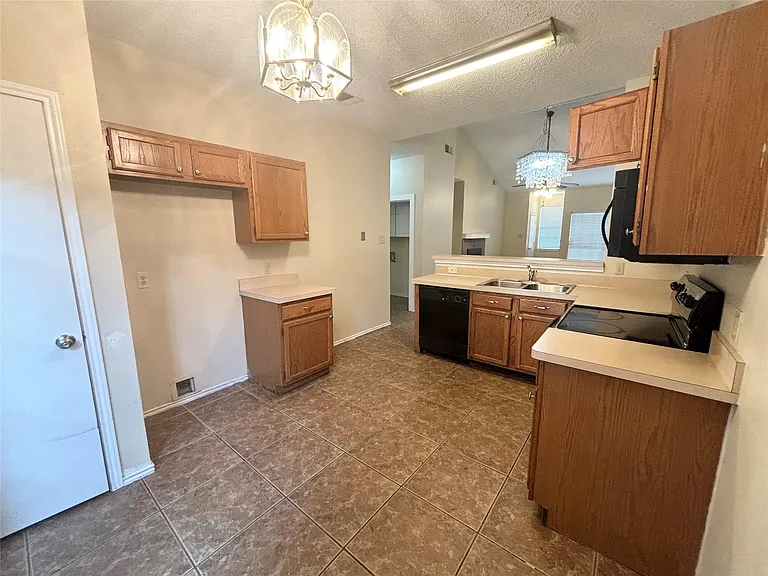 2915 Roxboro Rd — Photo 3