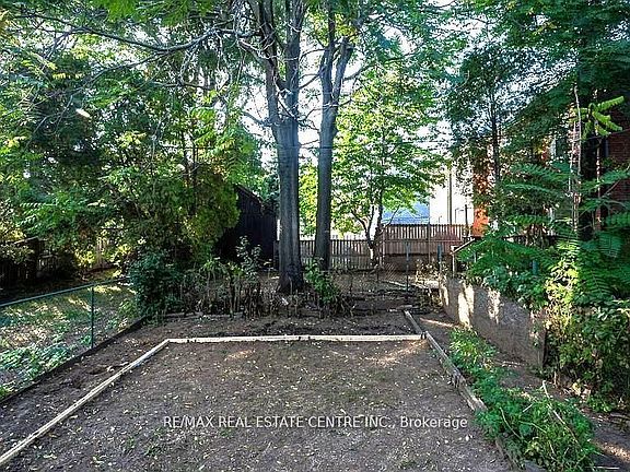 4th image of 439 Wentworth St N