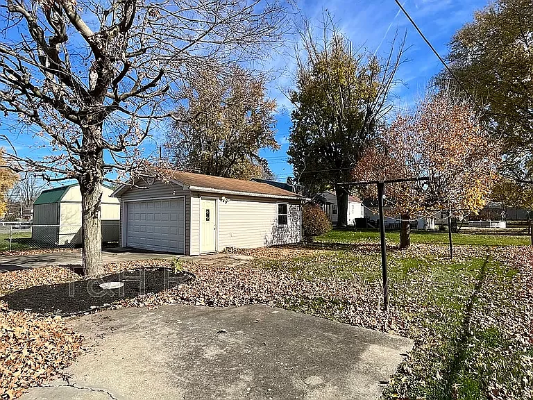 2704 S Macedonia Ave — Photo 3