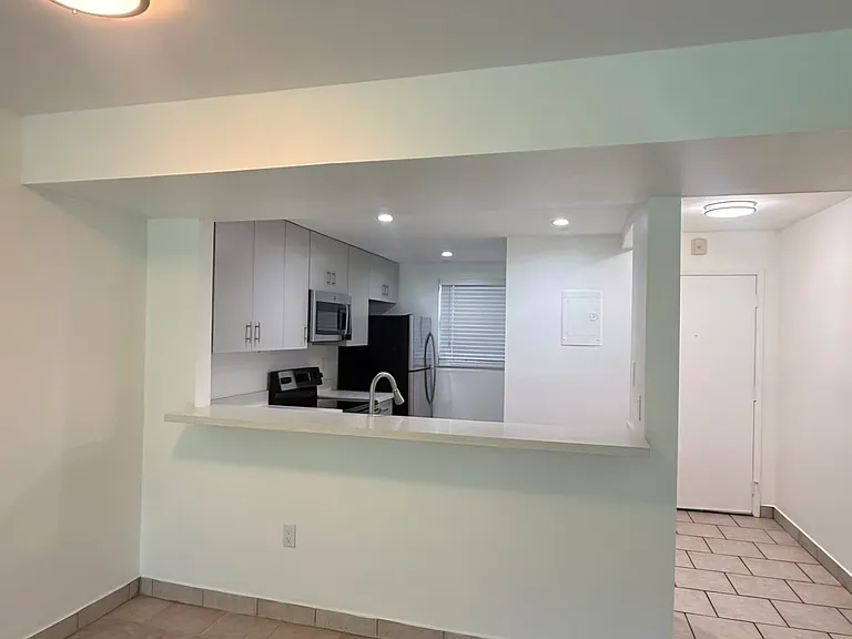 8881B Fontainebleau Blvd — Photo 4