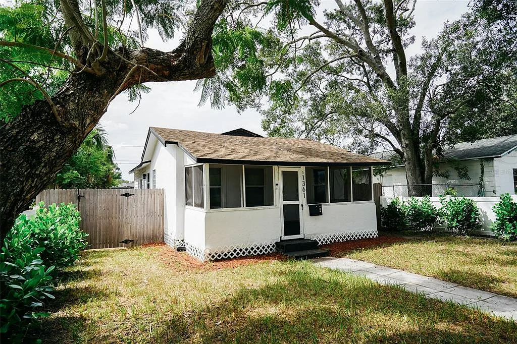 3 bed, 1.0 bath, 819 sqft, $2,400 — Photo 2
