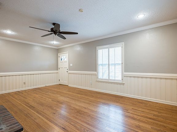 5th image of 601 W Alden Ave