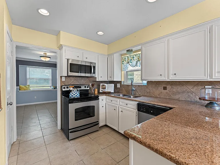 427 Whitecap Dr — Photo 5