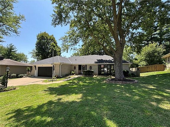 3rd image of 4910 Briarwood Ln