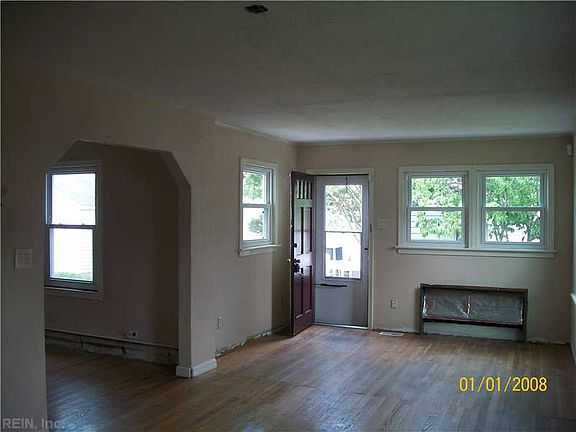 5th image of 9 Roberts Ct W