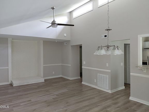 4th image of 1204 Cedarhurst Dr