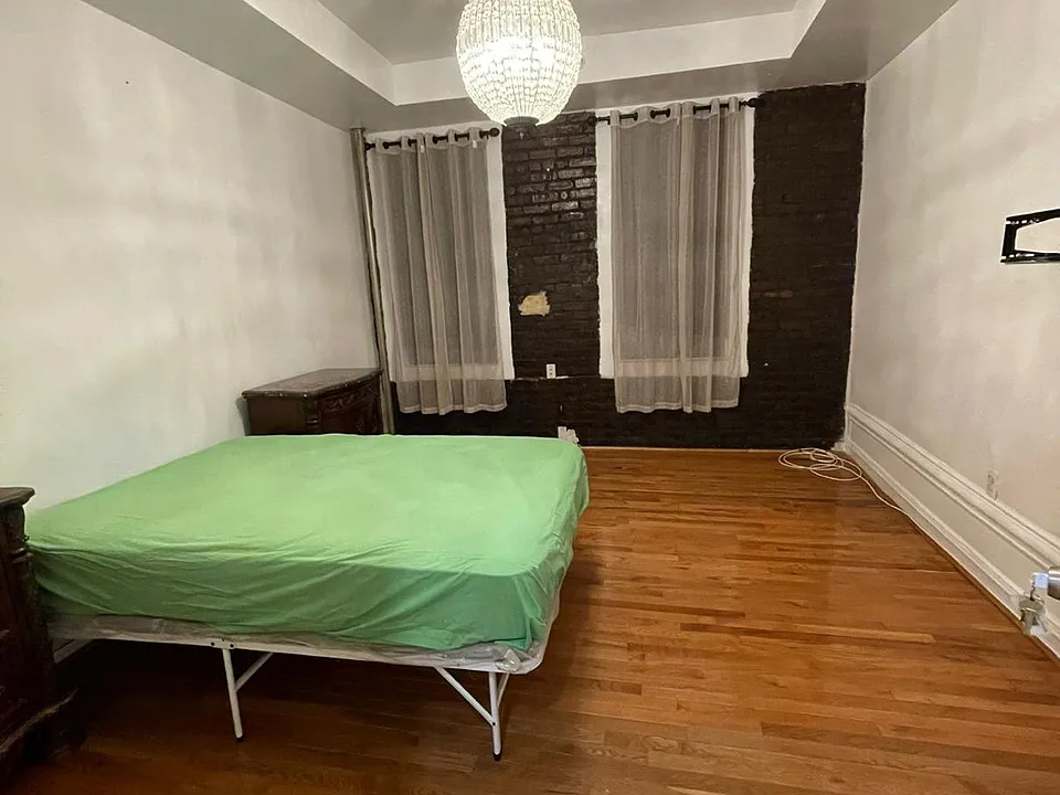 W 165th St