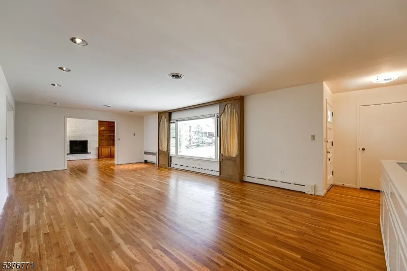 5 bed, 3.0 bath, $4,300 — Photo 2