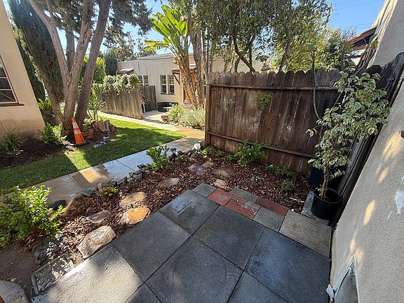 5th image of 807 E Tujunga Ave