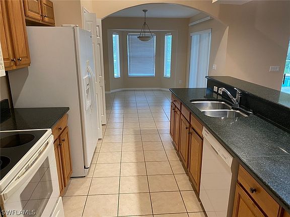 5th image of 831 Sentinela Blvd