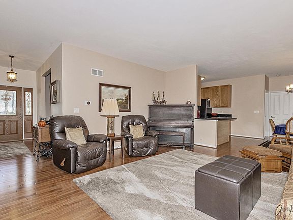 3rd image of 1715 Redwood Ln