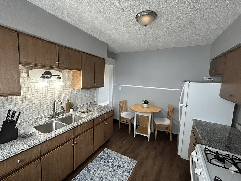 Hertel Avenue Apartments (old) — Photo 11