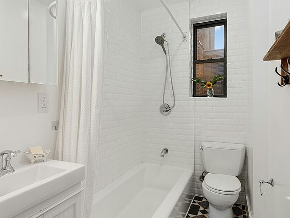 4th image of 170 E 94th St APT 6G