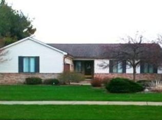 475 Lakes Edge Dr, Oxford, MI