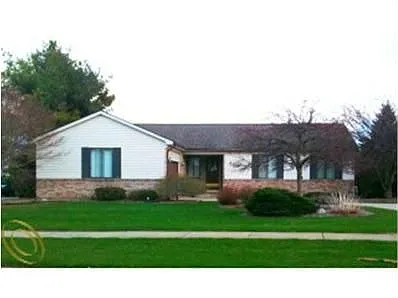 475 Lakes Edge Dr photo 1